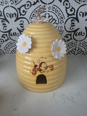 Rare HTF Epcot Flower and Garden Festival Spike the Bee Birdhouse 2022 Ceramic